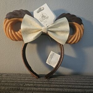 Disney Chocolate Pretzel Ears with Glitter Bow